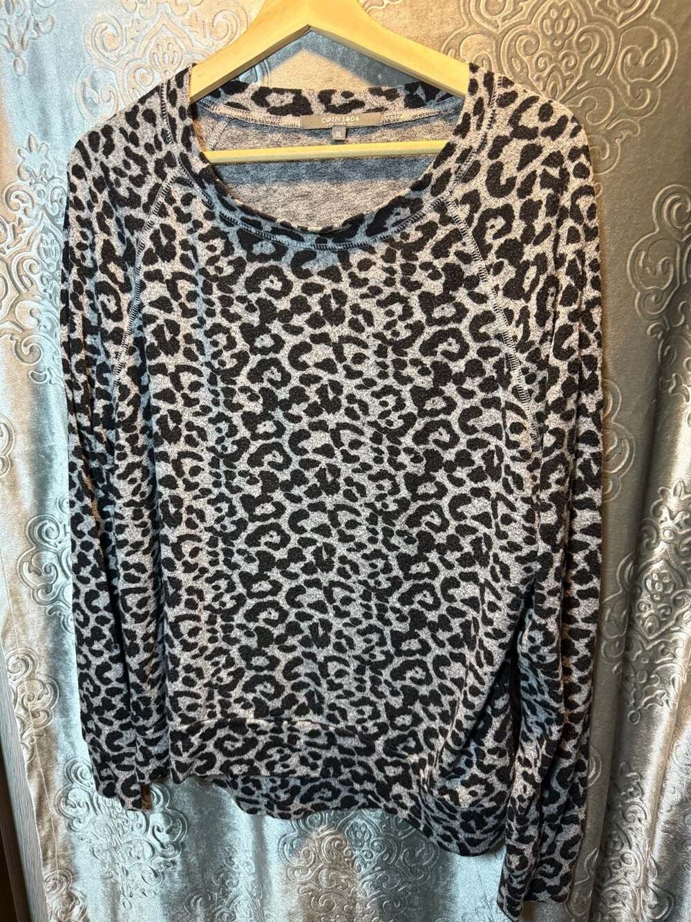 Coin 1804 Los Angeles Leopard Print Long Sleeve Pullover Top XL